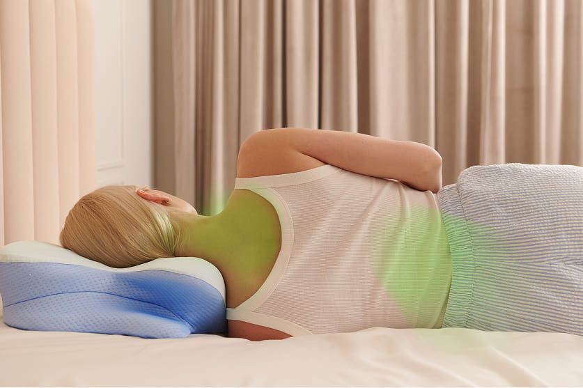 Person sleeping with their spine supported on the SmoothSleep pillow