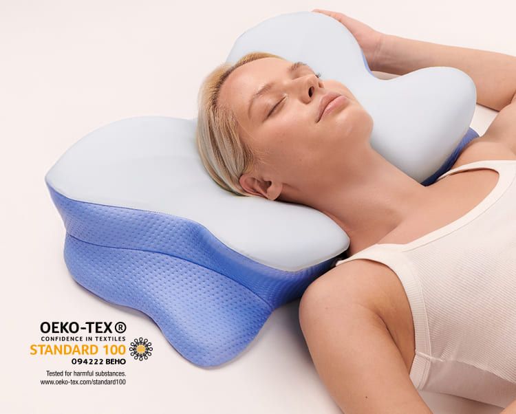 Person lying back on the SmoothSleep pillow with the neck relaxed